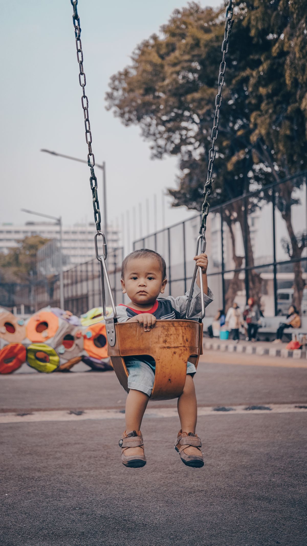 best baby swing — child soothed while swinging