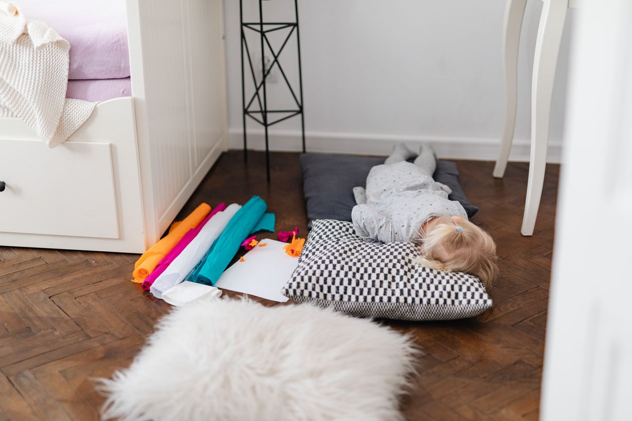 Simple crib with fitted sheet